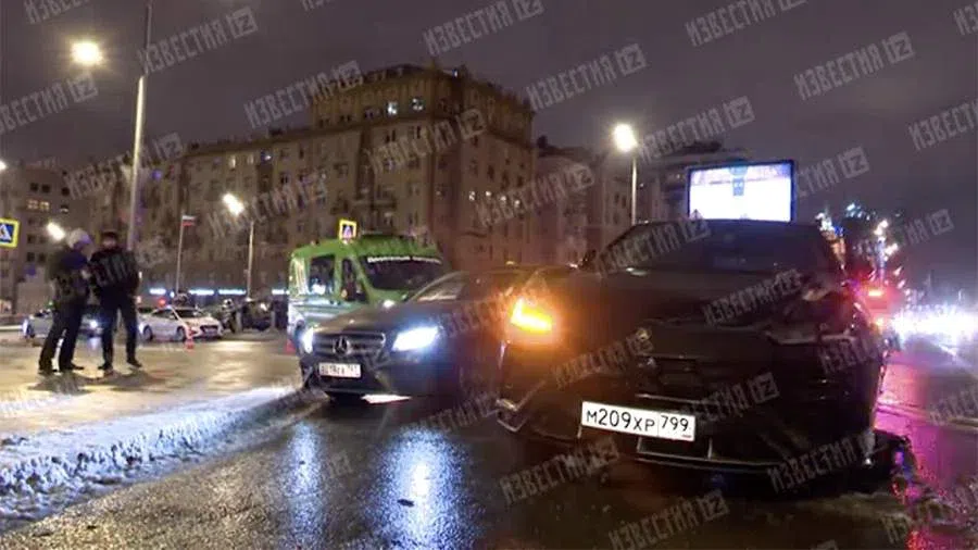 В ДТП с Lamborghini в Москве пострадавший таксист сломал зубы и руки. Появилось видео с места аварии