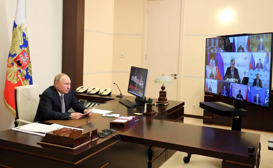Песков заявил, что Путин примет рамочное решение по новым антиковидным мерам
