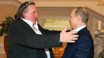 Здесь Жерар Депардье обнимает Владимира Путина во время встречи в 2013 году. Фото: Кремлин.ру