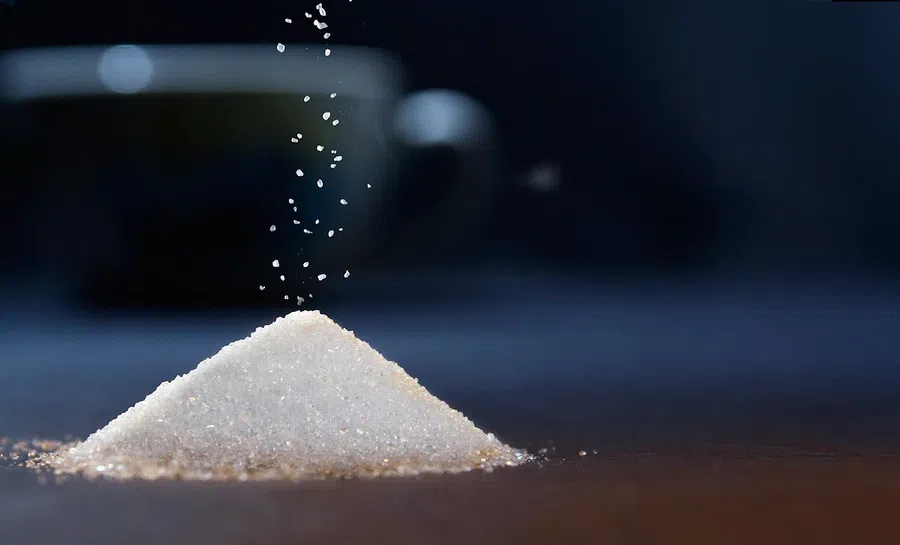 Заводы требуют от российских производителей покупать сахар в валюте. Цены на продукт тут же взлетели на 70%
