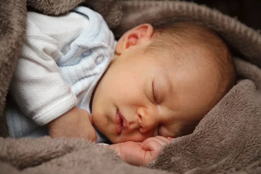 У рожденных в коронавирус младенцев падает интеллект, выяснили ученые