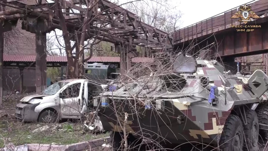 На территории завода много брошенной западной техники. Фото: скриншот с видео пресс-службы УНМ ДНР