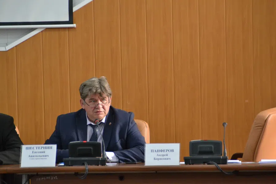 В Бердске мэр Евгений Шестернин почти 2 года не ведет личные приемы граждан из-за коронавируса. Общается по телефону