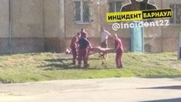В Барнауле женщина выпала из окна 6 этажа "реабилитационной" квартиры  и осталась жива