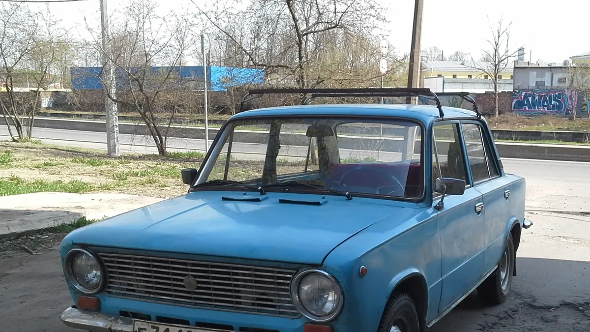 Под Новосибирском 26-летняя девушка угнала у своего пожилого соседа «ВАЗ», потому что «хотела покататься на чужой машине»