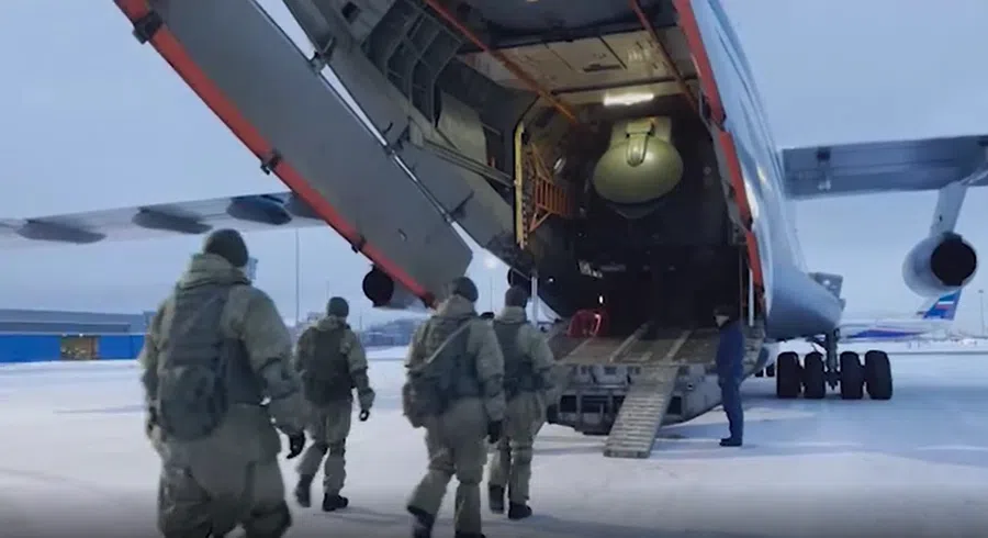 В Казахстан прибыли первые российские миротворцы - подразделение воздушно-десантных войск из шести человек