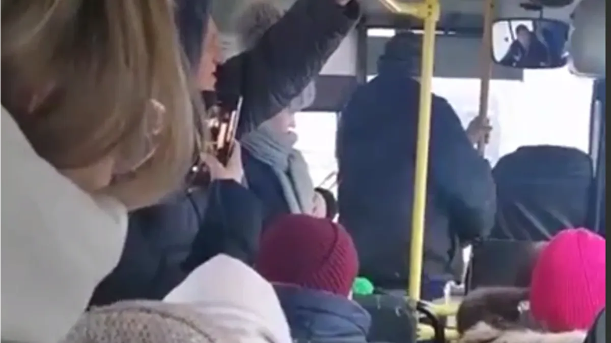 «Он ссыт!» В Костроме мужчина справил нужду в переполненном автобусе №81 