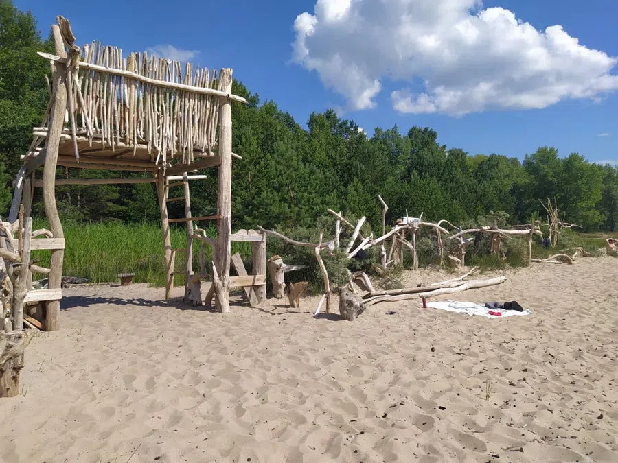 Робинзон построил хижину и живет на пляже Обского моря в Бердске