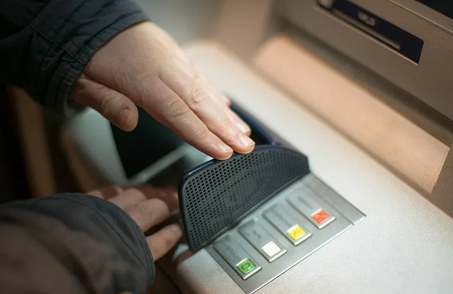В Новосибирске неизвестный взломал банкомат в ТЦ и украл 3 млн рублей