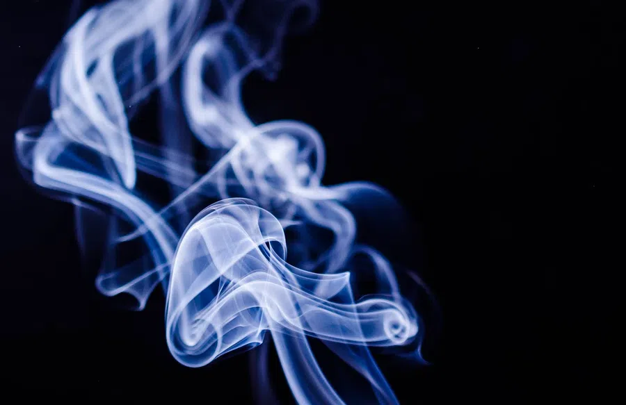 Курильщиков ждут новые штрафы в 2022 году: за нарушение противопожарной безопасности теперь придется раскошелиться