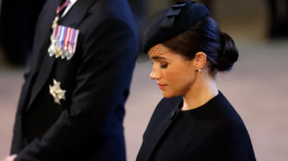 Кейт Миддлтон еле сдерживала слезы, принц Гарри утирал их руками, а с лица Меган Маркл не сходила улыбка. С королевой Елизаветой II прощались в Вестминстерском дворце