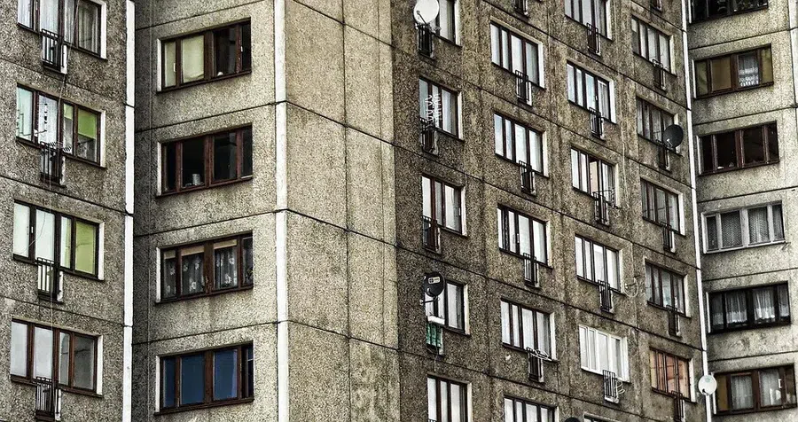 Восьмиклассница сорвалась с балкона на 22-м этаже в Москве и осталась жива: Подружка не смогла ее удержать