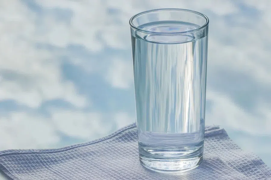 Знак в вашей моче, что вы пьете мало воды