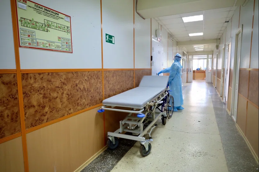 «Красная ковид-зона»: как лечат в коронавирусных госпиталях в пандемию-2021 в России и мире - с колючей проволокой, заборами и планшетами