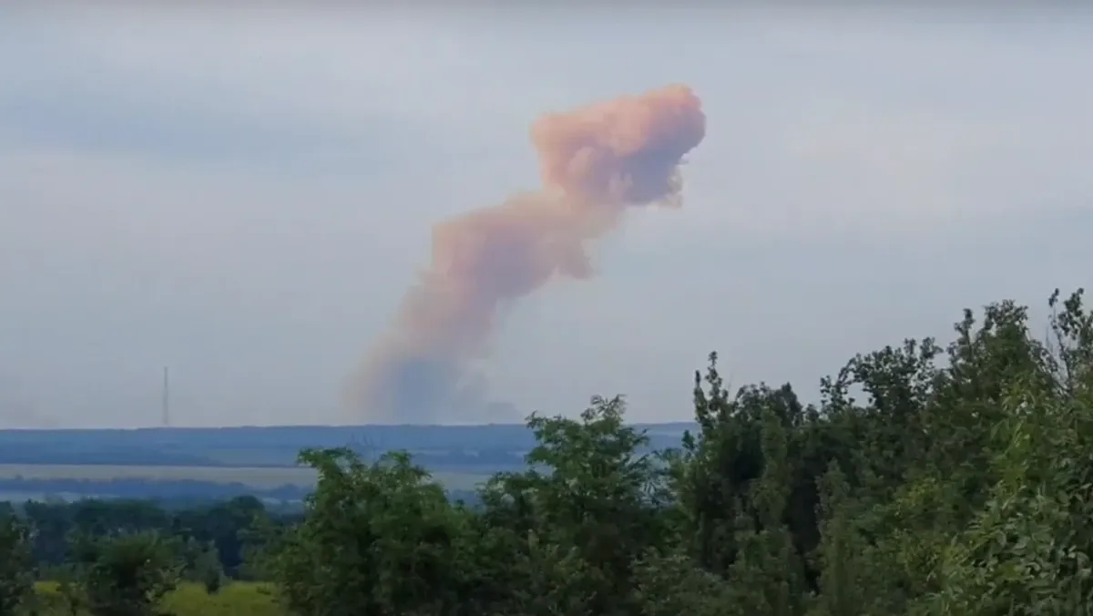 В Северодонецке прогремел мощный взрыв. В небо поднялся розовый дым, который может быть азотной кислотой – видео 