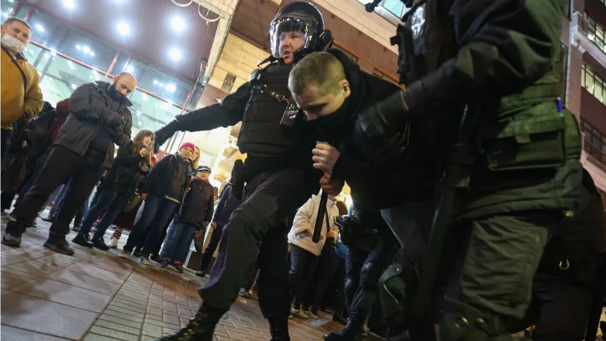 В России на акциях протеста против мобилизации полиция задержала 1329 человек. ОВД-Инфо* публикует списки задержанных 