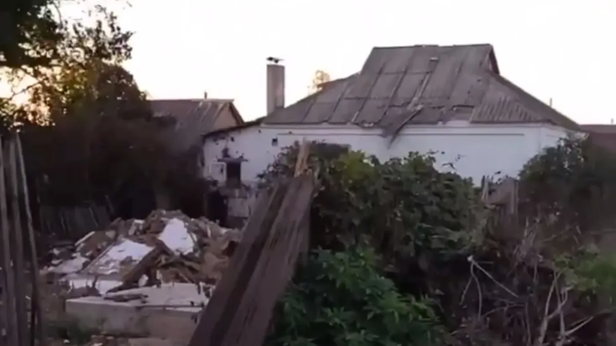 В Крыму ремонтировали танк и случайно выстрелили из него — снаряд пролетел 8 километров и попал в стену частного дома. Пострадала девочка 11 лет