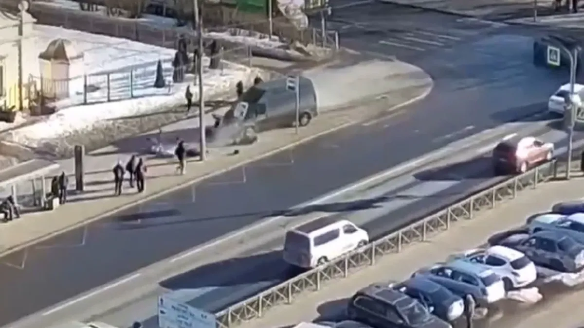 В Санкт-Петербурге микроавтобус на полной скорости сбил людей на пешеходном переходе – 10-летняя девочка госпитализирована. Дело взял на контроль Бастрыкин