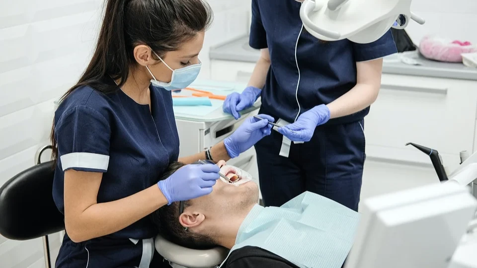 Что делает стоматолог: сколько в среднем зарабатывают стоматологи в России сколько лет учиться после 11 класса