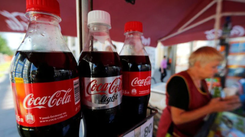 Один из главных символов капитализма в России Coca-Cola окончательно уходит с рынка. Компания закрывает поставки и заводы