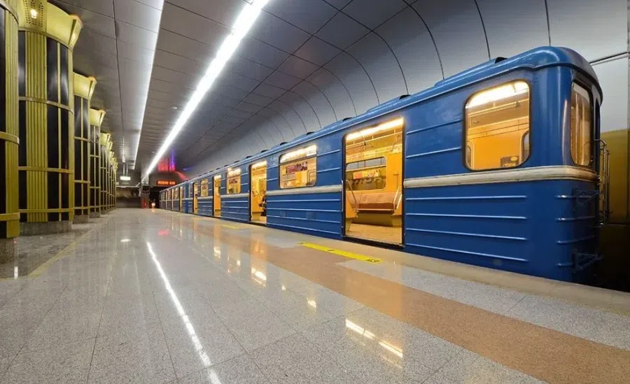 В Новосибирске метро проверяют кинологи и спасатели. Поступило сообщение о минировании