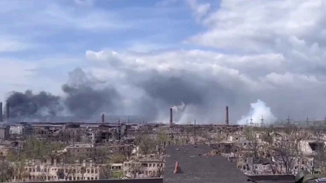 «Азовсталь» дымит от взрывов 3 мая. Фото: скриншот с видео военкора Андрея Руденко 