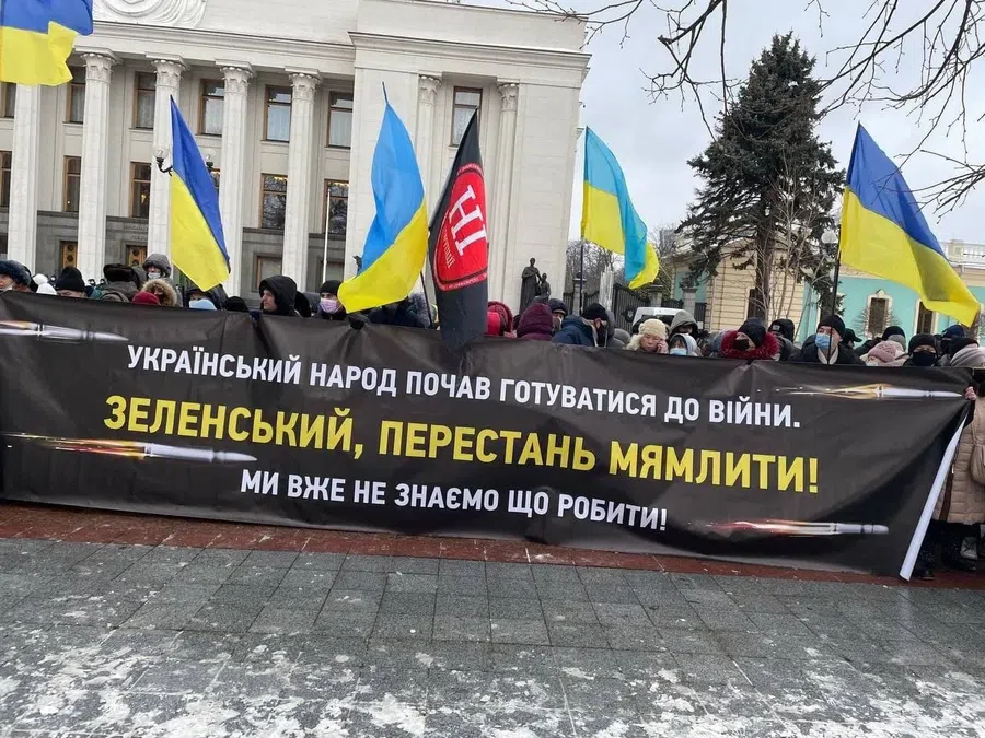 Украинцы потребовали от Зеленского дать ответ, будет ли война с Россией и прекратить сеять панику