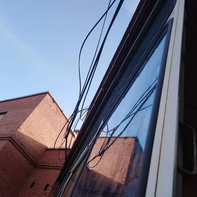 Опасный электрический провод бился в окна пенсионерки Бердска 45 дней после капремонта крыши дома по ул. Островского