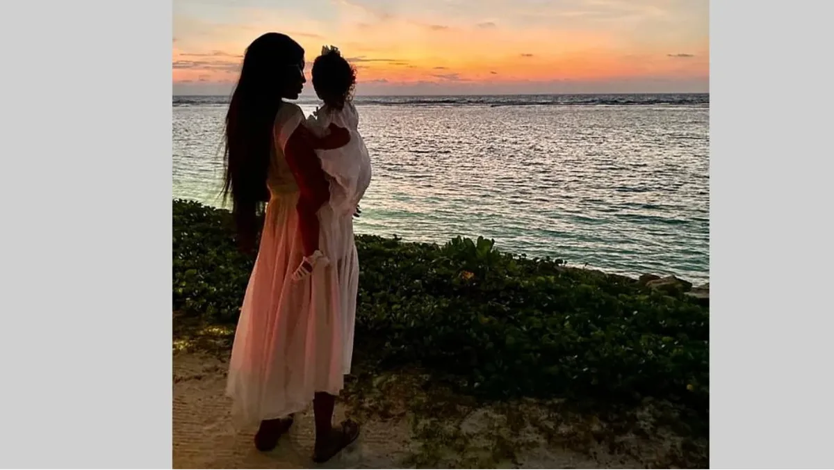52-летняя Наоми Кэмпбелл показала редкие снимки с 16-месячной дочерью в отпуске на Мальдивах – девочку родила суррогатная мать 