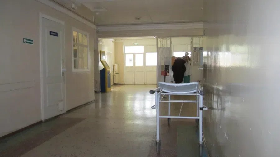 Пациент сбежал из реанимации и воткнул ножницы в ногу охраннику в ЦГБ Бердска: Так хотел курить