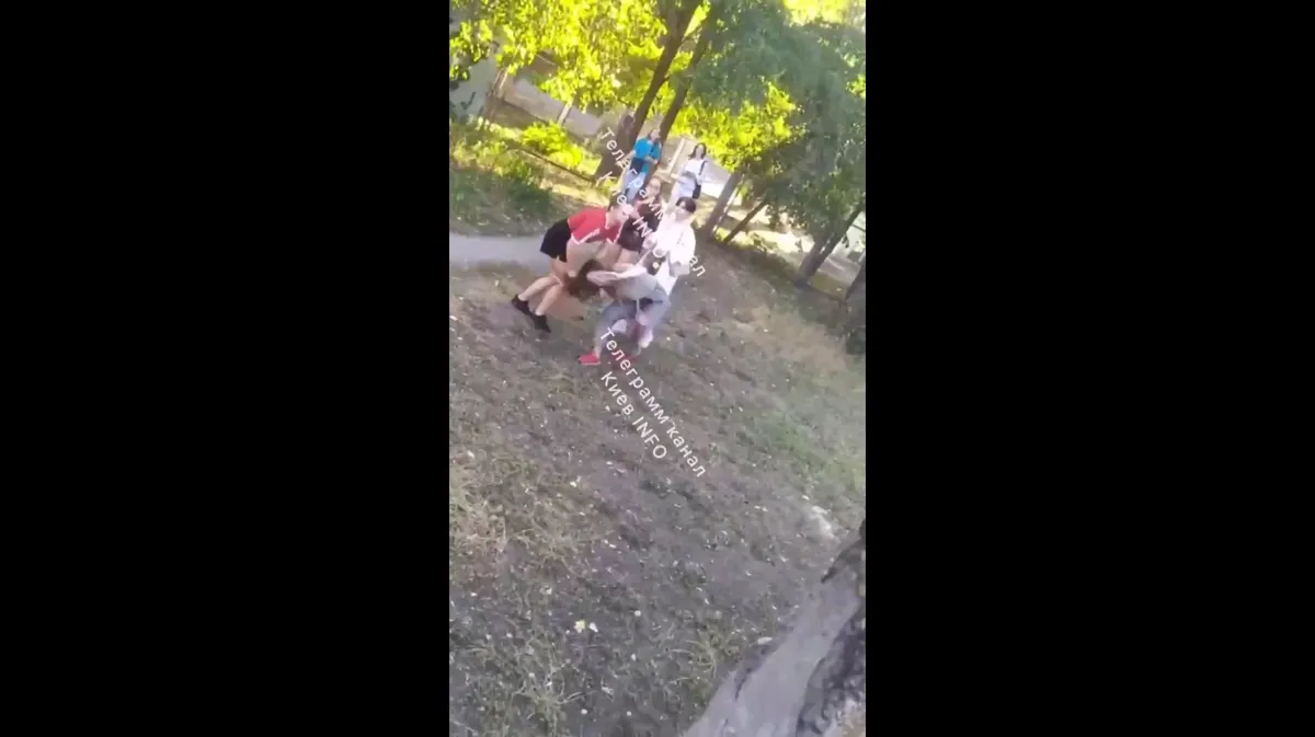 В Киеве девушки толпой избили сверстницу и сняли издевательства на видео. Парни стояли рядом и наблюдали