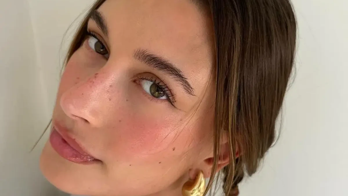 Соцсети захватил новый тренд – «Клубничный макияж»: как сделать модный нежный образ, которому подарила популярность жена Джастина Бибера