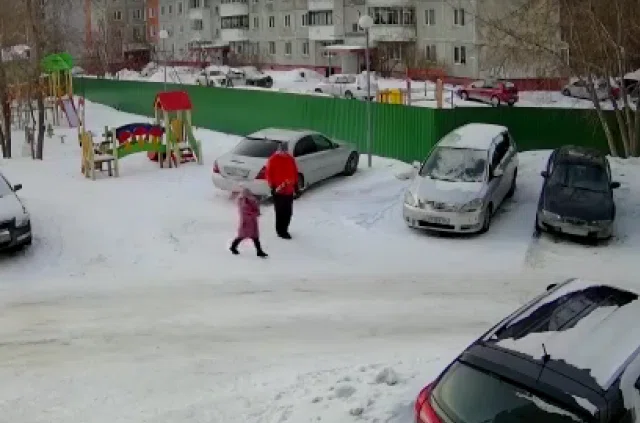 Лыжник преследовал девочку в Новосибирске до подъезда, но его спугнул местный житель: Маньяк оказался аутистом