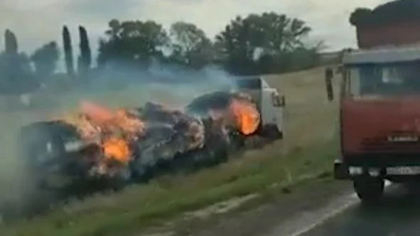 В Воронежской области у водителя фуры Volvo загорелся прицеп с сеном, но он продолжал мчаться по трассе – видео с места происшествия