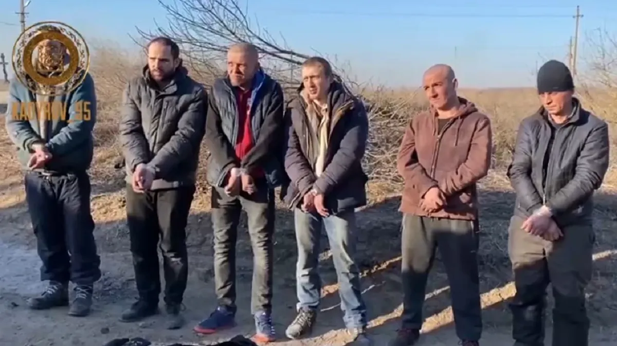 Кадыров опубликовал запись с извинениями шести украинских военнопленных. Фото: скриншот с видео
