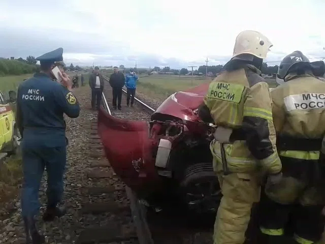 Двое человек погибли в Троицу в Алтайском крае: локомотив столкнулся с легковым автомобилем 