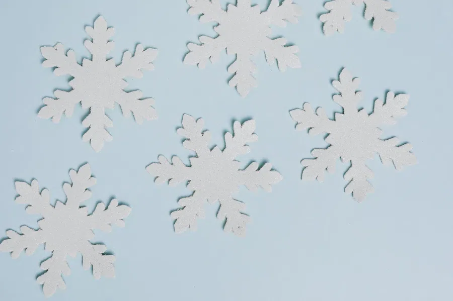 Как вырезать снежинку на Новый 2022 год: какие формы снежинок на вашем окне направят к вам потоки удачи и везения