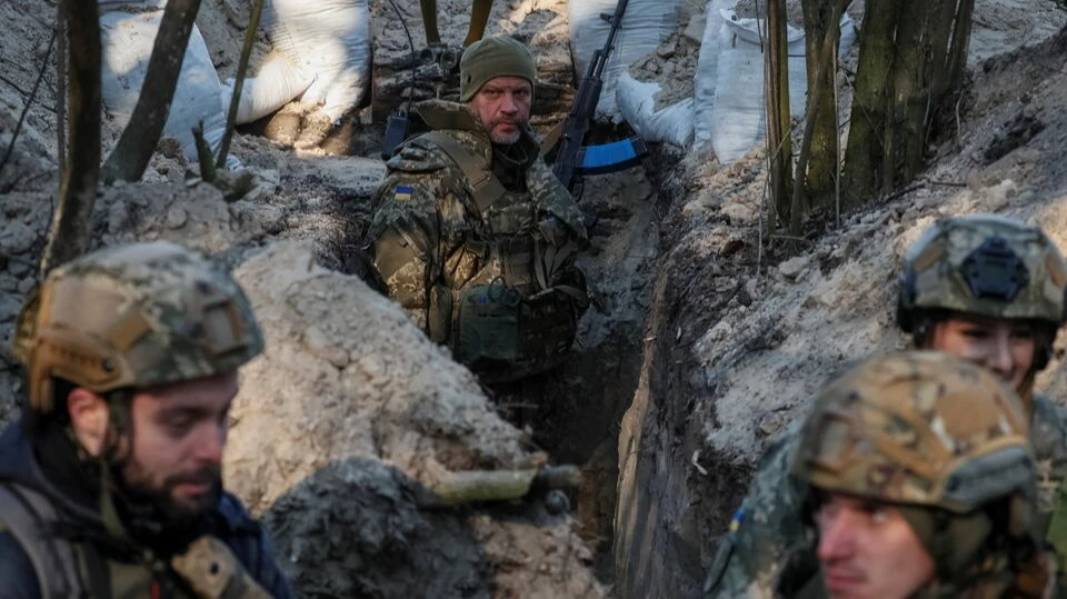Украинцы продолжают обстреливать своих: Фото: © REUTERS/Gleb Garanich