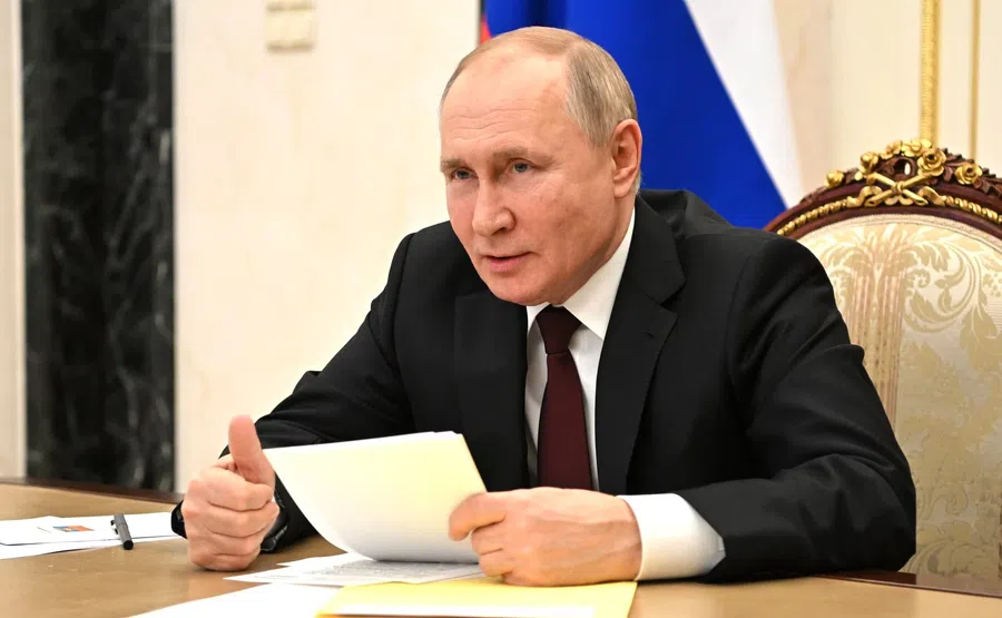 Путин потребовал увеличить доходы россиян в 2022 году минимум на 2,5% в том числе за счет новых выплат