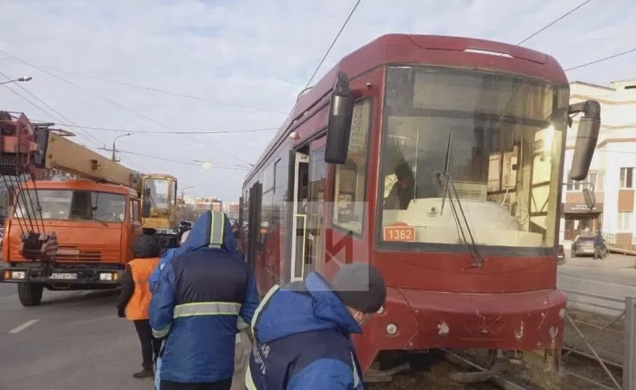 Под трамваем погибла 11-летняя девочка в Казани. Она торопилась перебежать дорогу и упала на рельсы