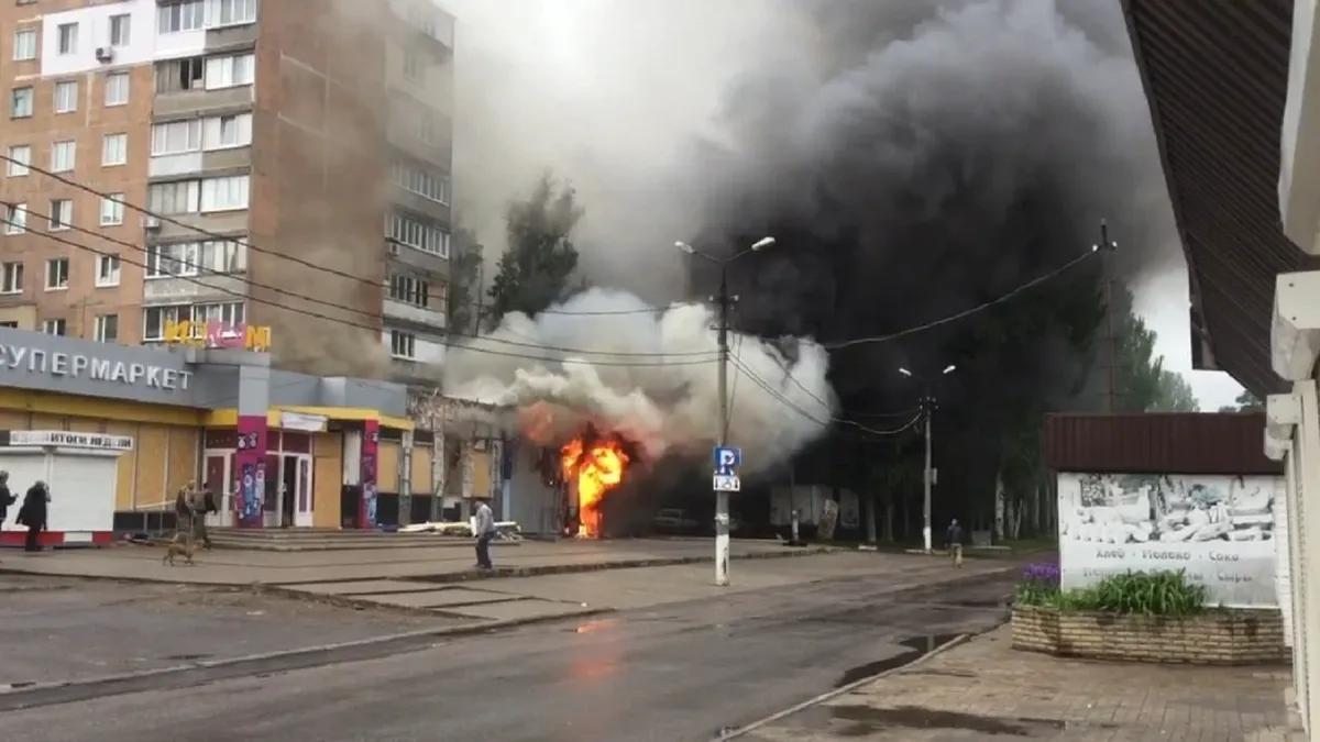 Полыхает «Изюм»: ВСУ обстреляли Петровский район Донецка - горит супермаркет, выбило стекла в жилых домах, погибла женщина – видео с места боевых действий 