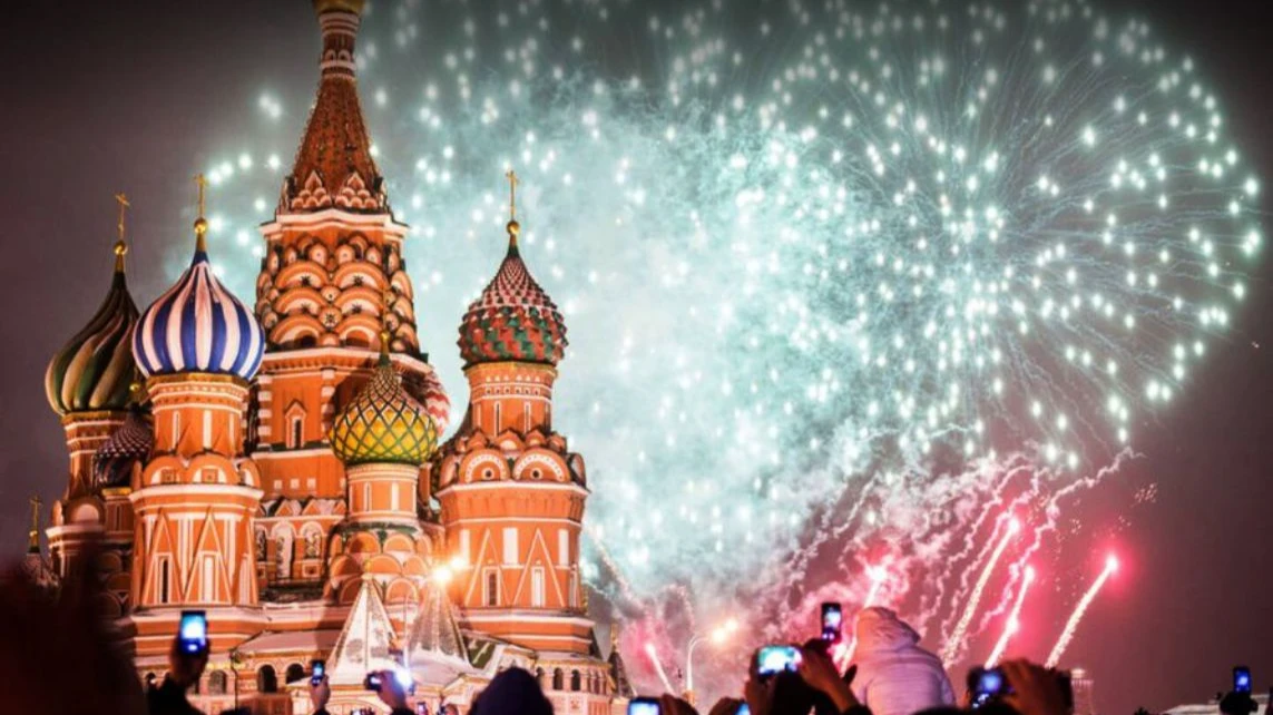 Салютуют в День Победы в Москве на Поклонной горе, но видно салют в разных точках столицы. Фото: cultmoscow.com