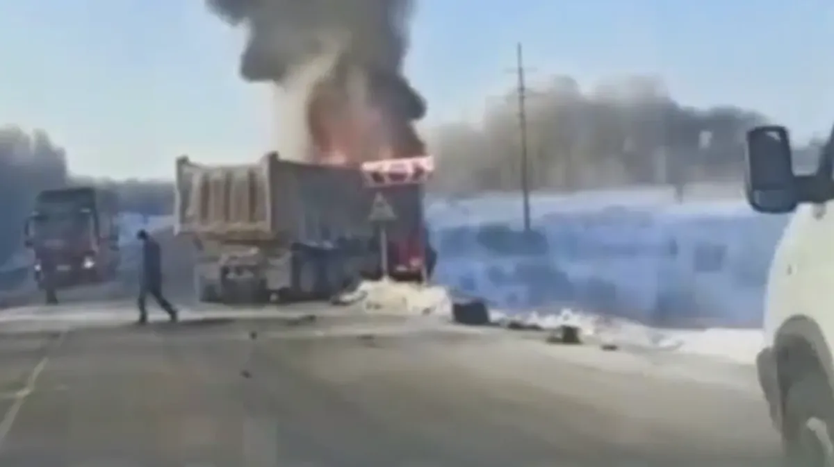 Водитель скорой помощи и три медработника погибли в аварии на трассе в Сибири