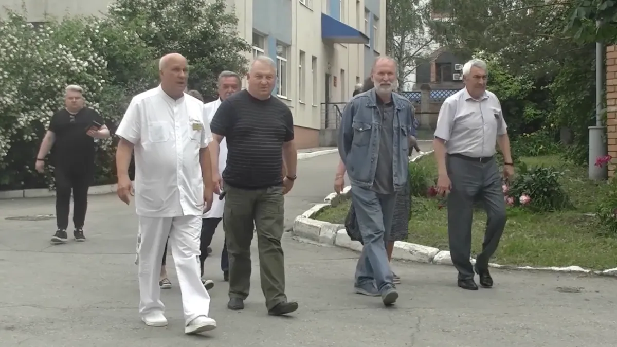 Звезда «Сватов» Федор Добронравов навестил участников спецоперации в военном госпитале 