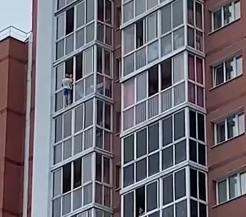 Захвативший в заложники 3-летнего сына отец отдал ребенка матери: Он вернулся на балкон и все еще хочет прыгнуть с 13 этажа. Смотрите видео