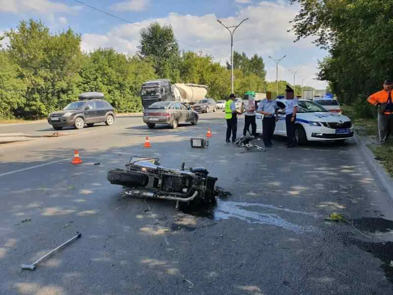 Новые подробности гибели байкера на Бердском шоссе: От удара с машиной мотоциклист отлетел в дерево