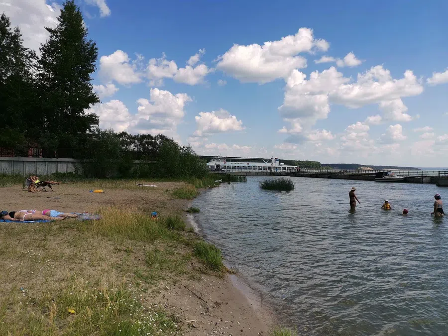 Труп мужчины нашли на берегу реки в Новосибирске: СК разбирается в причинах смерти
