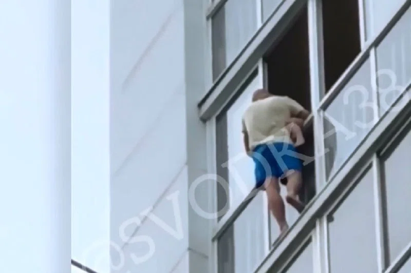 Отец на руках с 3-летним ребенком на руках перелез через балкон и угрожает прыгнуть с 13 этажа: Он кричит об измене жены. Смотрите видео