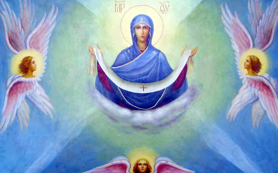 В руках Девы Марии находится покров. Он является символом Ее защиты всего человечества от бед и несчастий