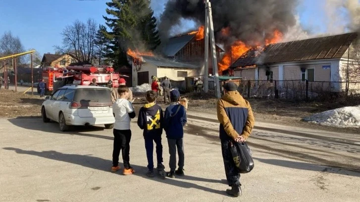 В Новом поселке Бердска загорелись два дома после взрыва газового баллона. Хозяин жилища получил ожоги